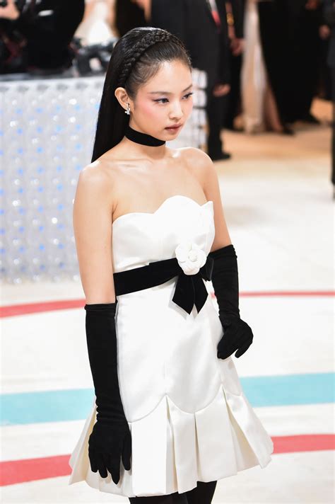 jennie red carpet fit